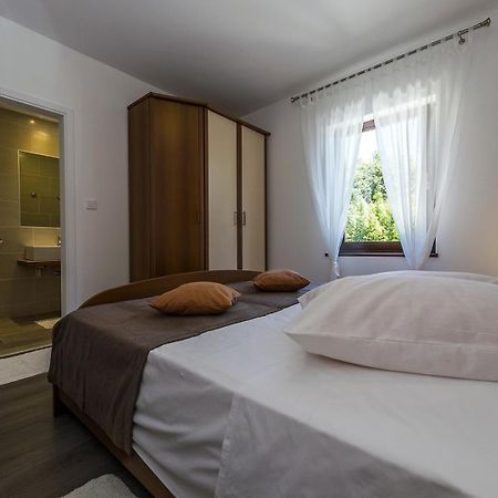 Spacious Three-Bedroom Villa Balun With Pool โปเรช ภายนอก รูปภาพ