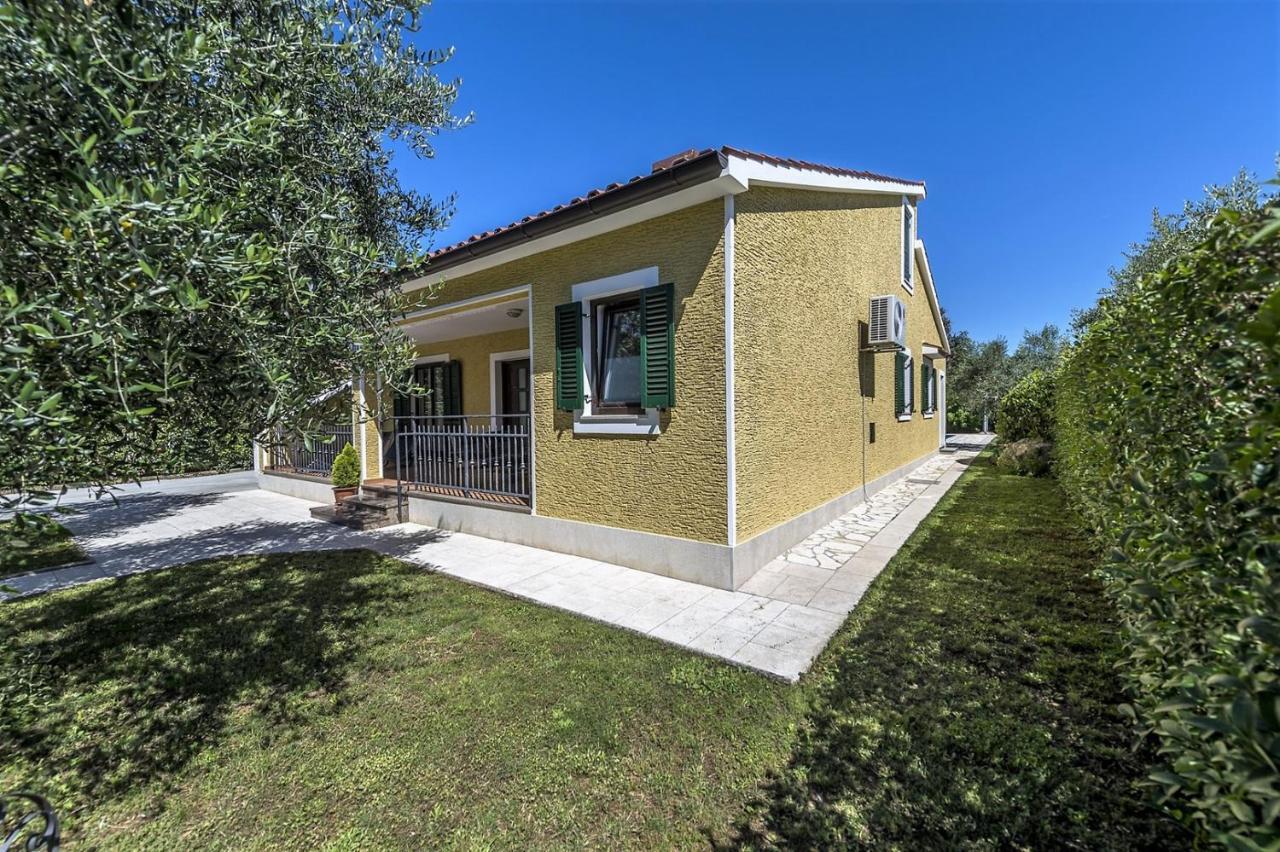 Spacious Three-Bedroom Villa Balun With Pool โปเรช ภายนอก รูปภาพ