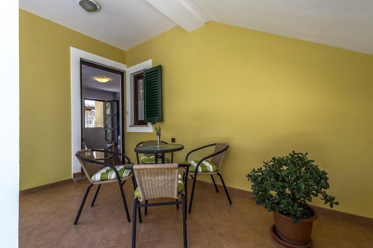 Spacious Three-Bedroom Villa Balun With Pool โปเรช ภายนอก รูปภาพ