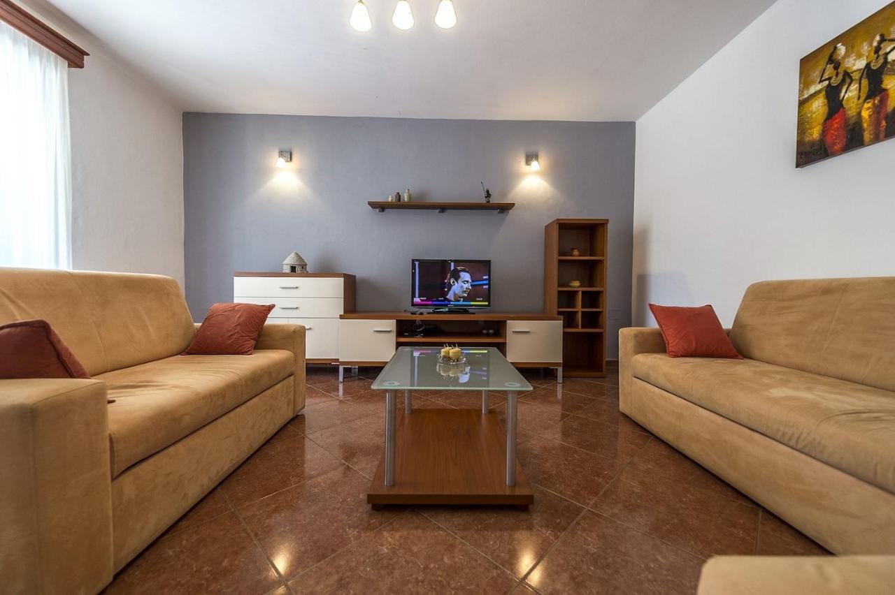 Spacious Three-Bedroom Villa Balun With Pool โปเรช ภายนอก รูปภาพ