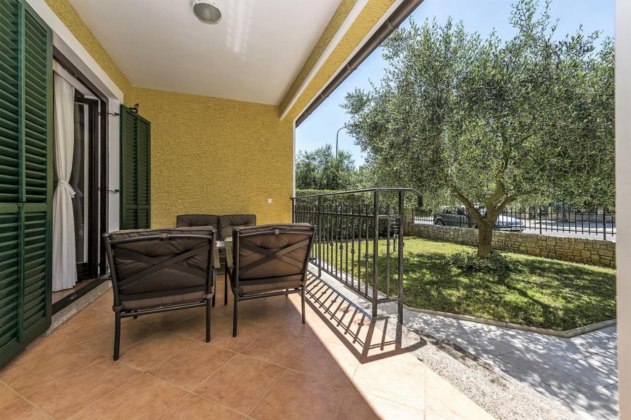 Spacious Three-Bedroom Villa Balun With Pool โปเรช ภายนอก รูปภาพ