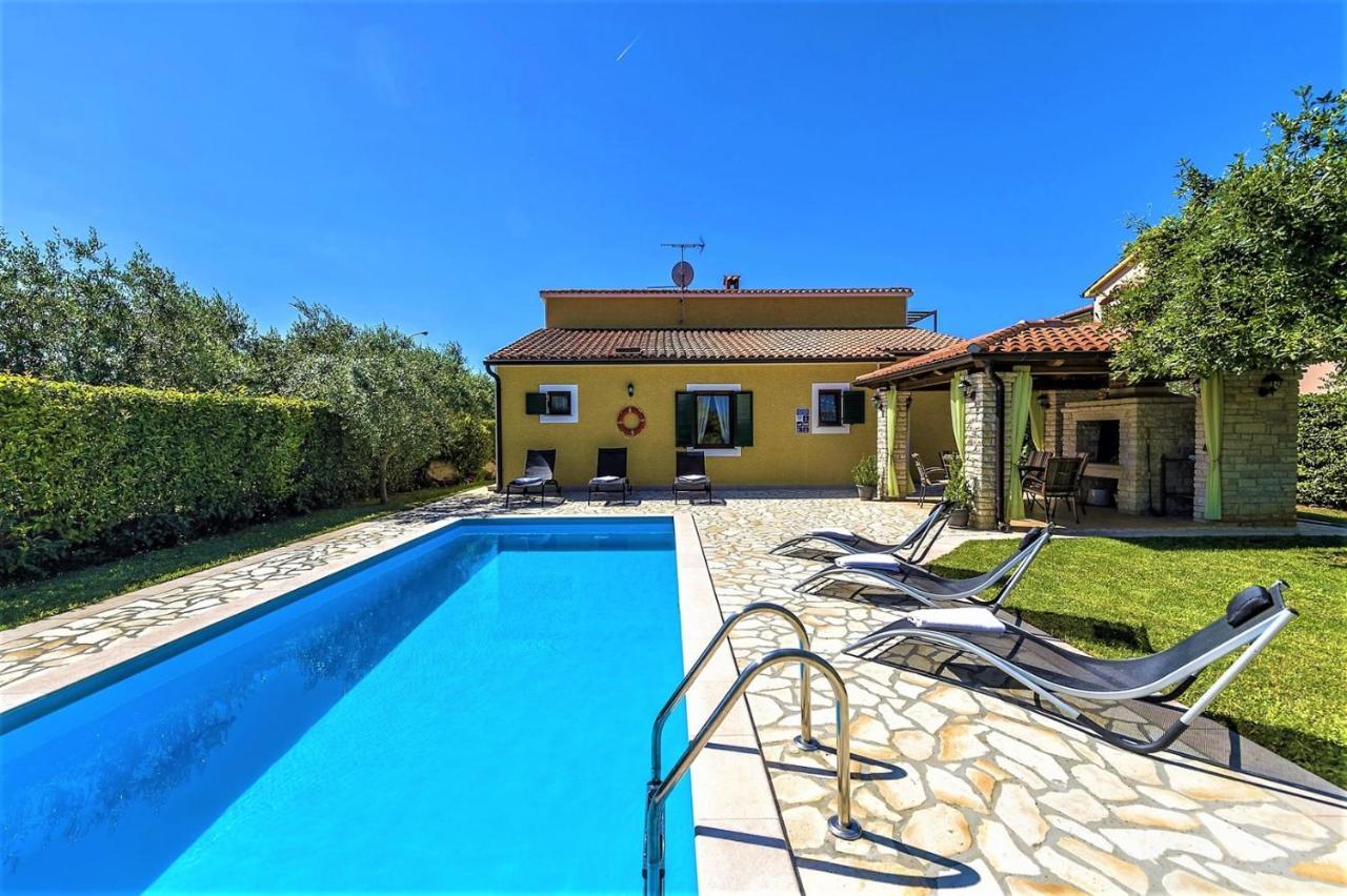 Spacious Three-Bedroom Villa Balun With Pool โปเรช ภายนอก รูปภาพ
