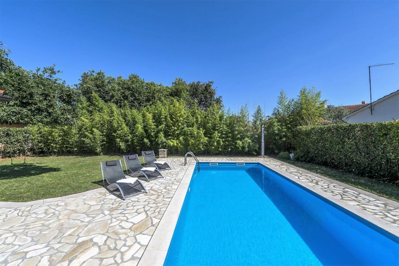 Spacious Three-Bedroom Villa Balun With Pool โปเรช ภายนอก รูปภาพ