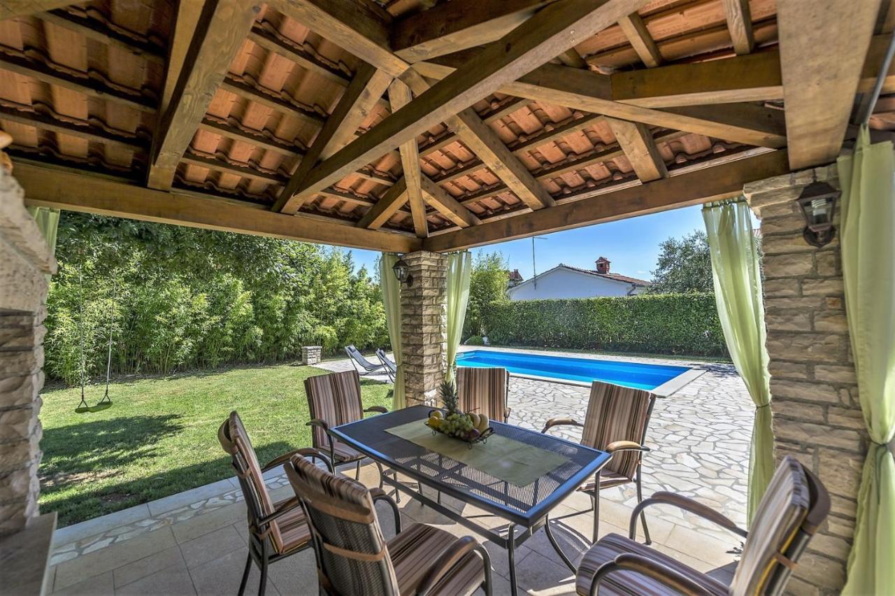 Spacious Three-Bedroom Villa Balun With Pool โปเรช ภายนอก รูปภาพ